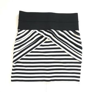 🌻WETSEAL B&W stripped mini skirt -size s🌻